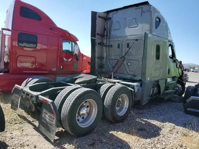 2021 Freightliner Cascadia 126