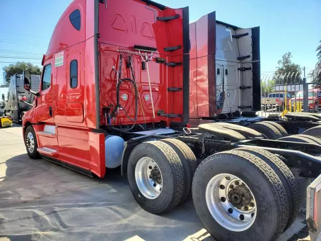 2020 Freightliner Cascadia 126