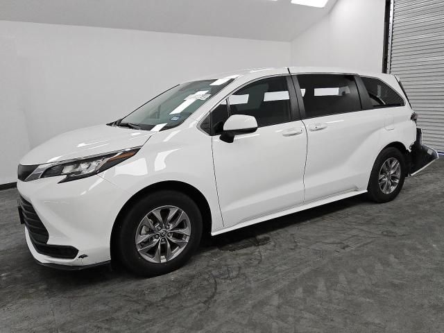 2022 Toyota Sienna LE