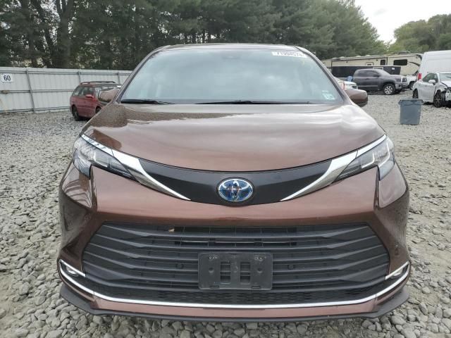 2022 Toyota Sienna XLE