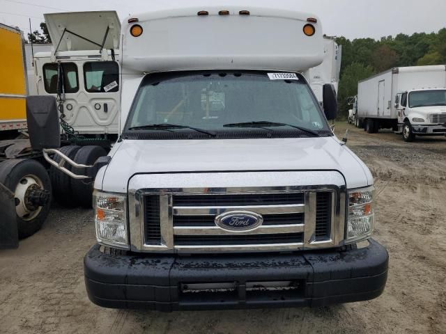 2017 Ford Econoline E350 Super Duty Cutaway Van