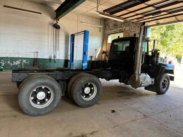 2000 Mack 600 RD600