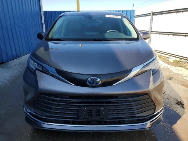 2022 Toyota Sienna XLE