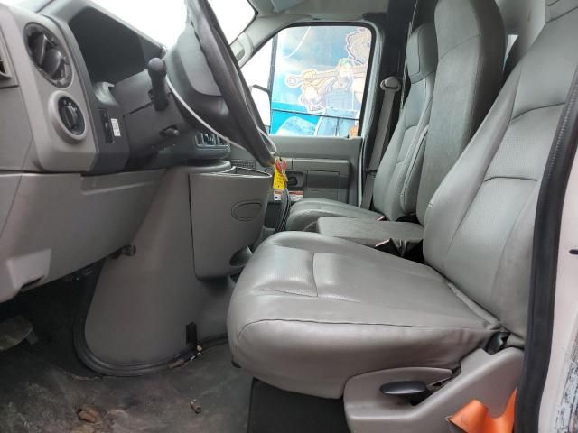 2015 Ford Econoline E350 Super Duty Cutaway Van