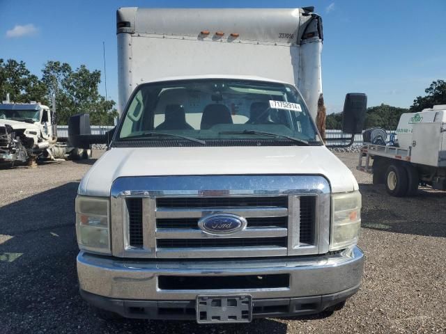 2013 Ford Econoline E350 Super Duty Cutaway Van