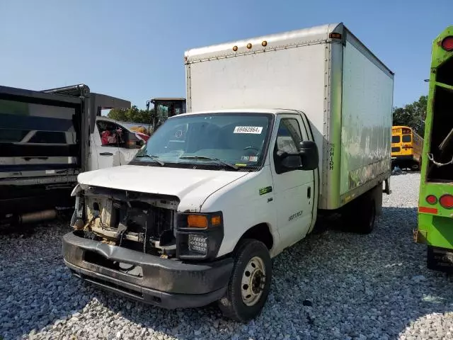 2011 Ford Econoline E450 Super Duty Cutaway Van