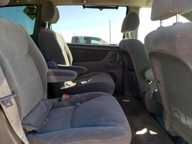 2004 Toyota Sienna CE