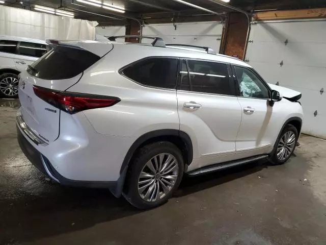 2022 Toyota Highlander Hybrid Platinum