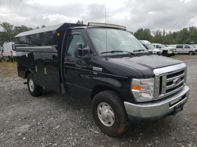 2011 Ford Econoline E350 Super Duty Cutaway Van