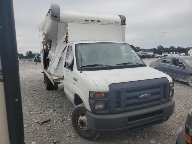 2013 Ford Econoline E350 Super Duty Cutaway Van