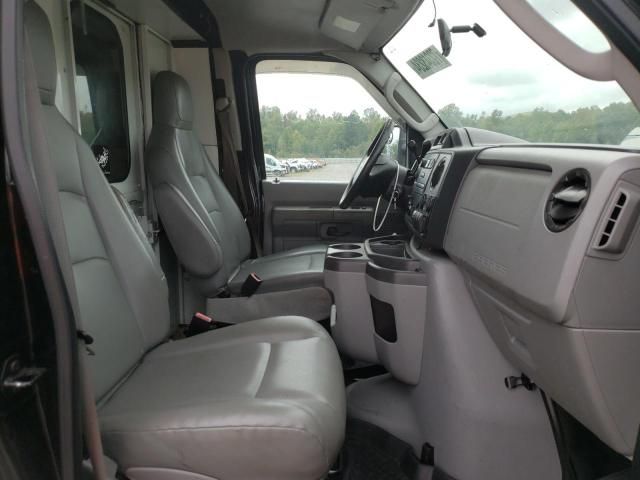 2011 Ford Econoline E350 Super Duty Cutaway Van