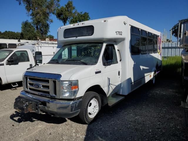 2017 Ford Econoline E450 Super Duty Cutaway Van