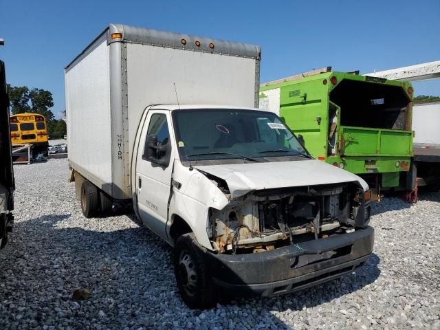 2011 Ford Econoline E450 Super Duty Cutaway Van