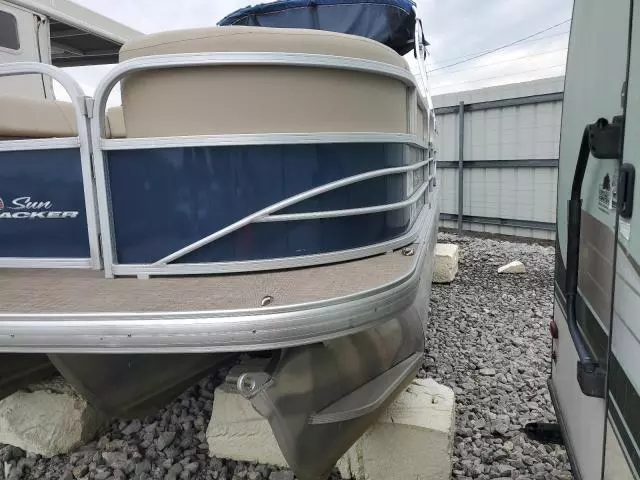 2019 Suntracker Partybarge