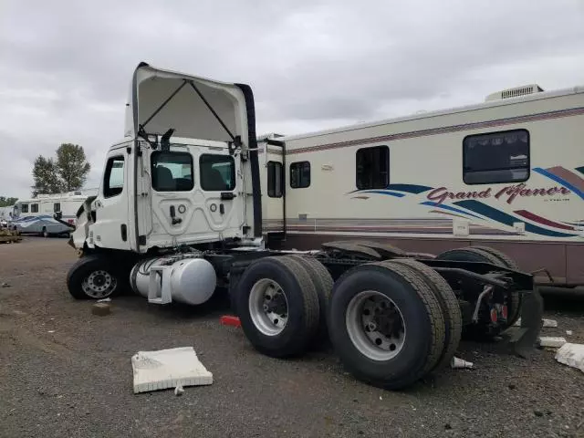 2019 Freightliner Cascadia 126