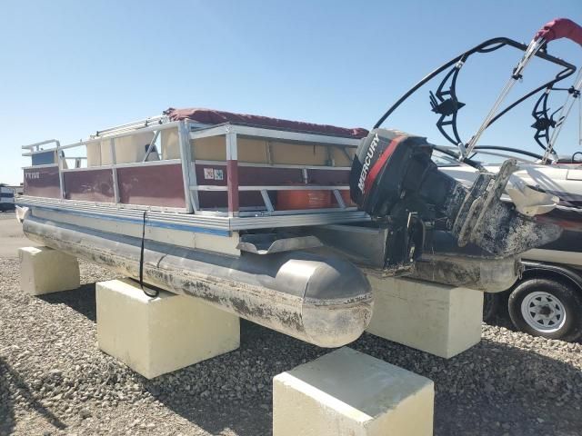 1982 Crestliner Boat