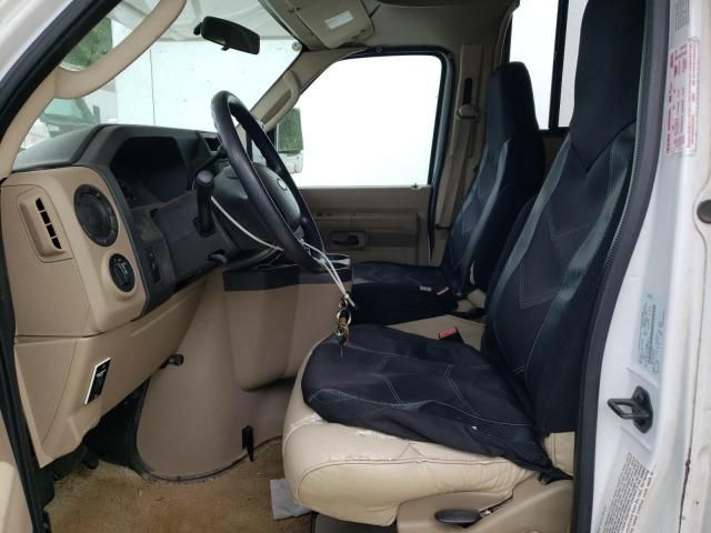 2010 Ford Econoline E450 Super Duty Cutaway Van