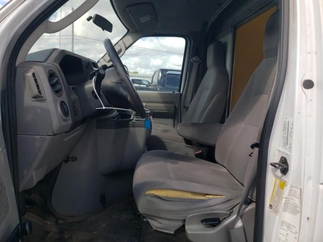 2012 Ford Econoline E350 Super Duty Cutaway Van