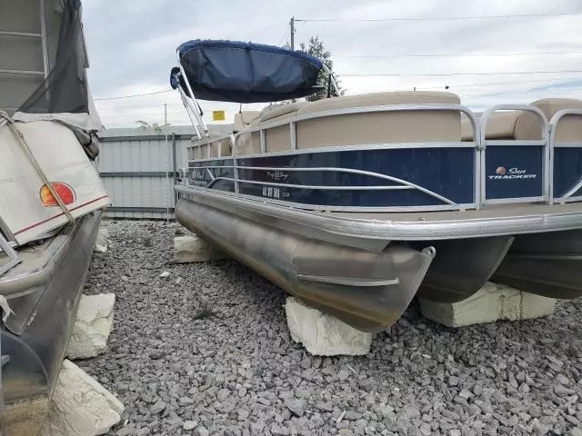 2019 Suntracker Partybarge