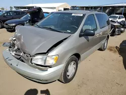 Carros salvage sin ofertas aún a la venta en subasta: 2000 Toyota Sienna LE