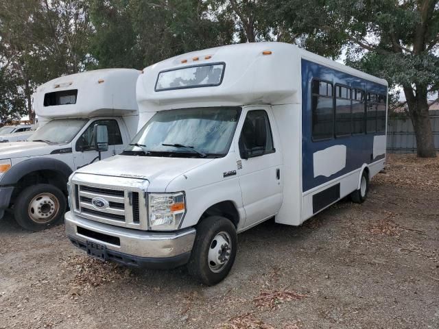 2015 Ford Econoline E450 Super Duty Cutaway Van