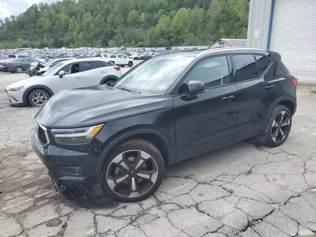 2020 Volvo XC40 T5 Momentum