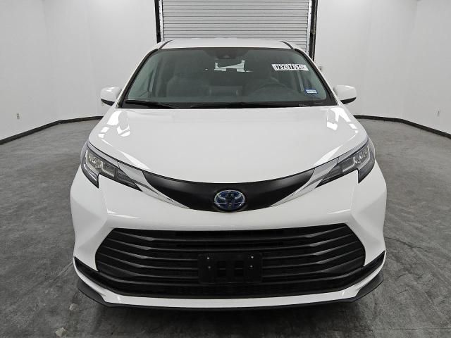 2022 Toyota Sienna LE