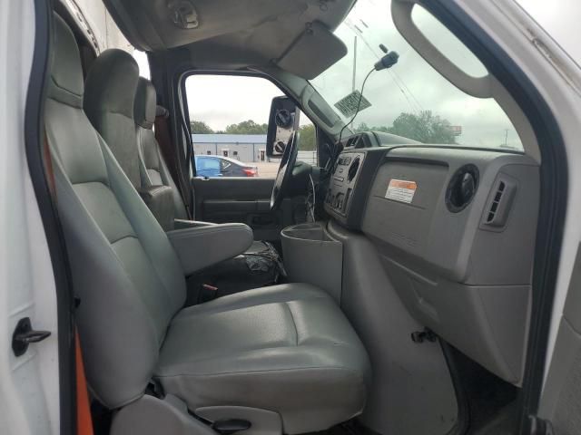 2013 Ford Econoline E350 Super Duty Cutaway Van