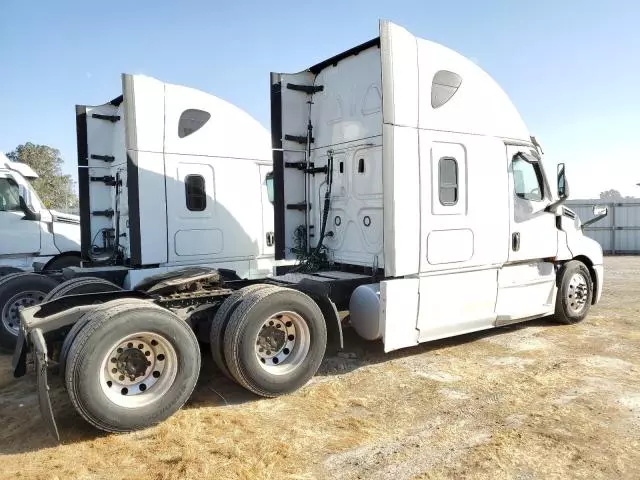 2021 Freightliner Cascadia 126