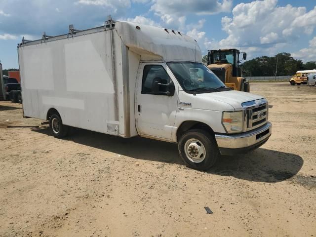 2013 Ford Econoline E350 Super Duty Cutaway Van