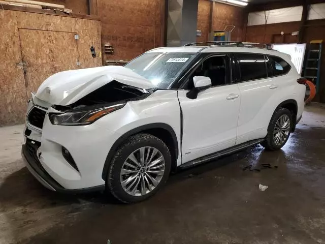 2022 Toyota Highlander Hybrid Platinum