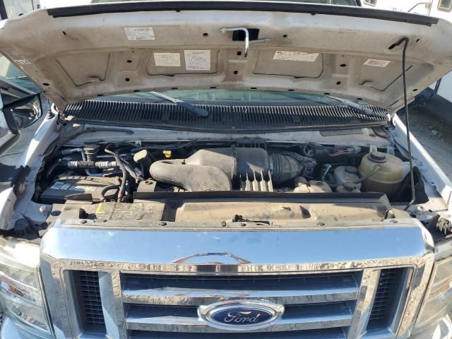 2012 Ford Econoline E350 Super Duty Cutaway Van