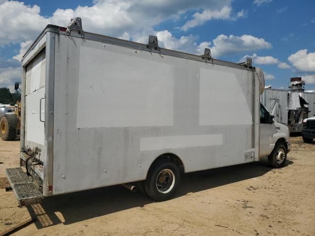 2013 Ford Econoline E350 Super Duty Cutaway Van