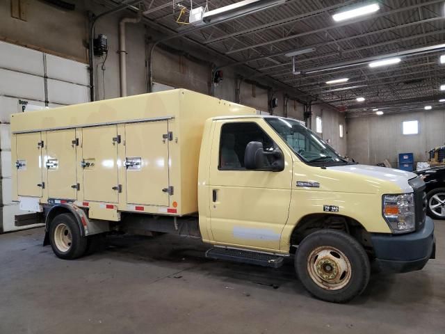 2017 Ford Econoline E450 Super Duty Cutaway Van