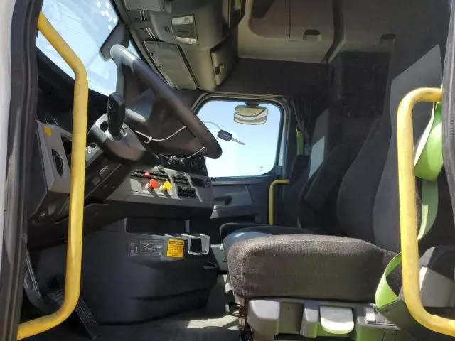 2018 Freightliner Cascadia 126