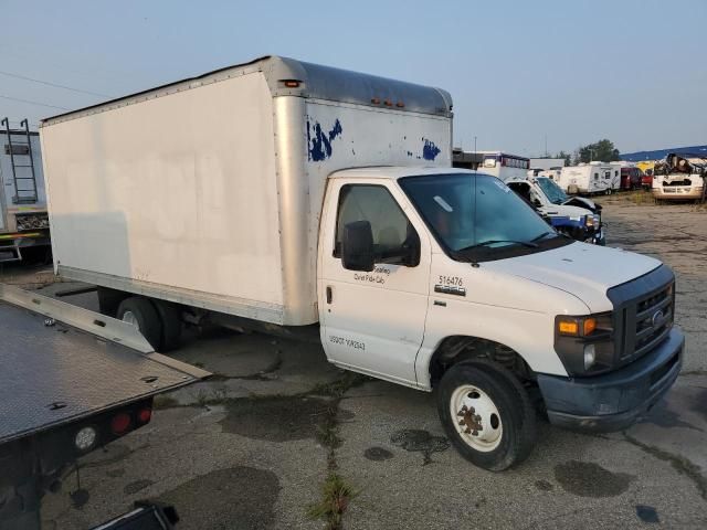 2015 Ford Econoline E350 Super Duty Cutaway Van