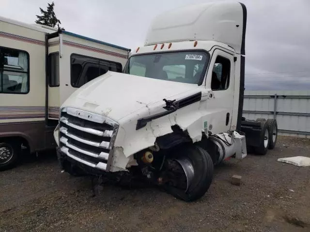 2019 Freightliner Cascadia 126