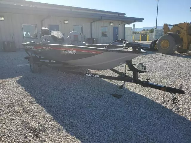 2017 Tracker Boat