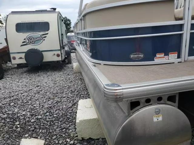 2019 Suntracker Partybarge