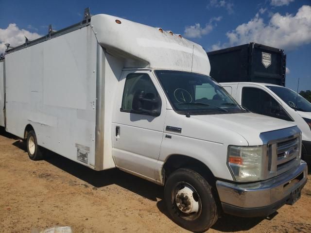 2013 Ford Econoline E350 Super Duty Cutaway Van