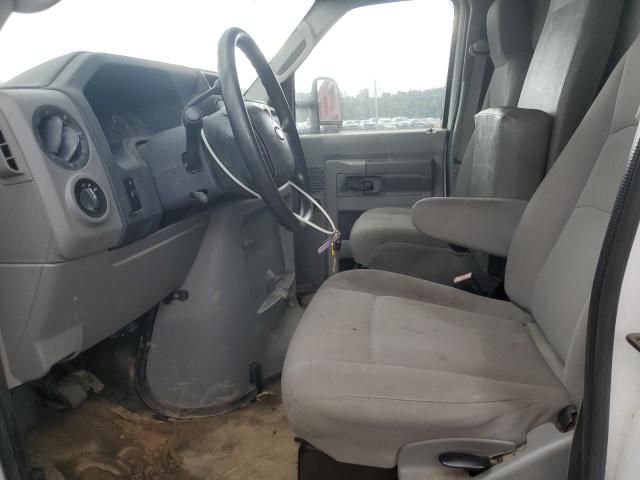 2013 Ford Econoline E350 Super Duty Cutaway Van