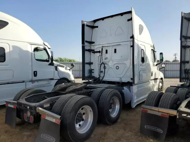 2021 Freightliner Cascadia 126