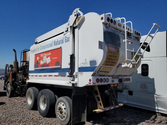 2017 Peterbilt 320