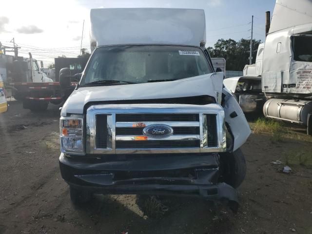 2014 Ford Econoline E350 Super Duty Cutaway Van