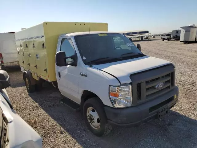 2017 Ford Econoline E450 Super Duty Cutaway Van