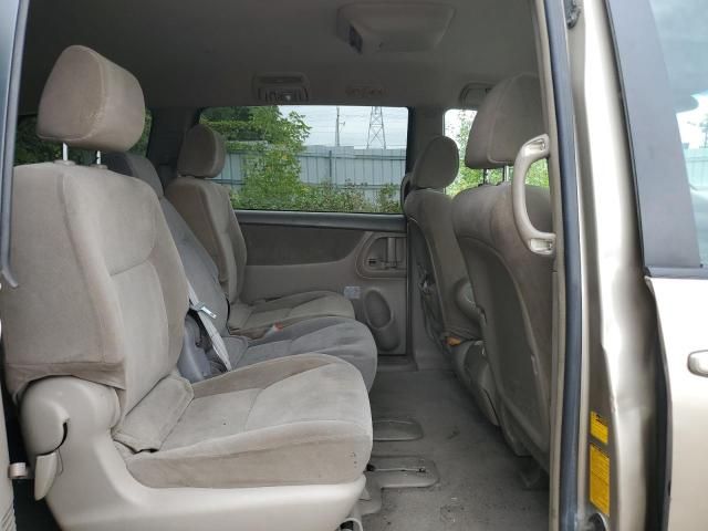 2004 Toyota Sienna CE