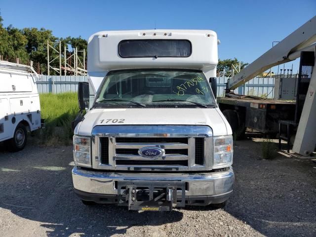 2017 Ford Econoline E450 Super Duty Cutaway Van