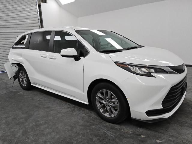 2022 Toyota Sienna LE