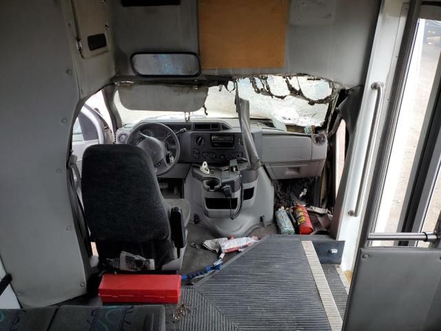 2012 Ford Econoline E450 Super Duty Cutaway Van