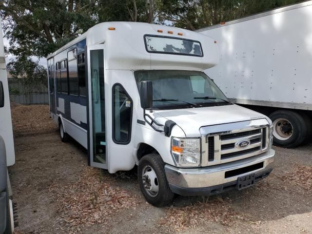 2015 Ford Econoline E450 Super Duty Cutaway Van